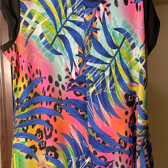 Short sleeved tropical print tunic with black band on the asymmetrical bottom. - Picture 6 of 7